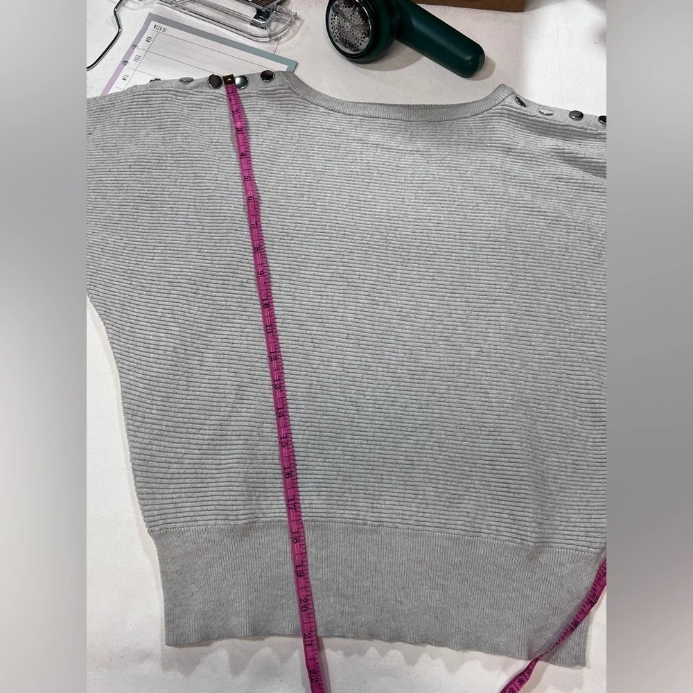 🛍️CARMEN MARC VALVO Light gray bat wing sweater‎ size S.